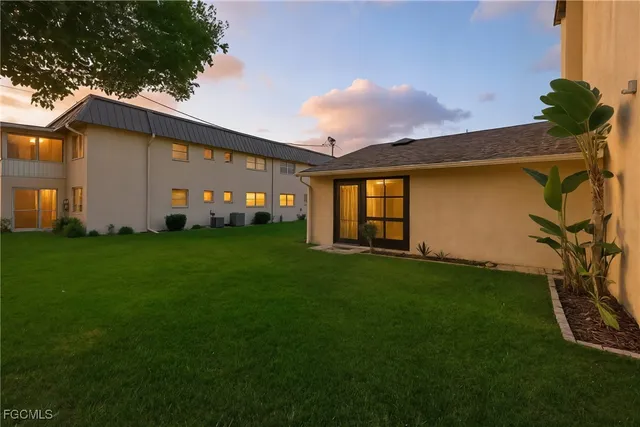 a view of a house with backyard