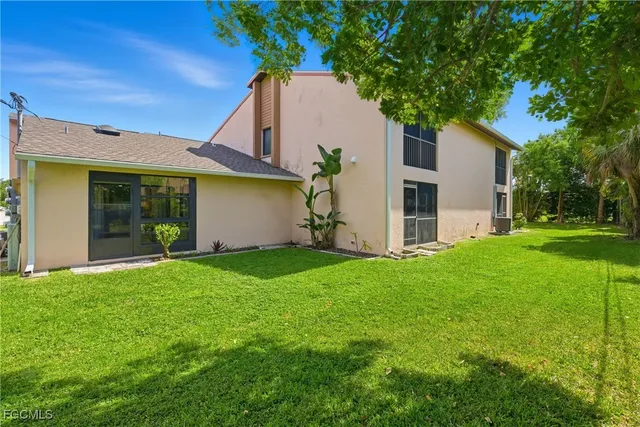 a view of a house with backyard and plants
