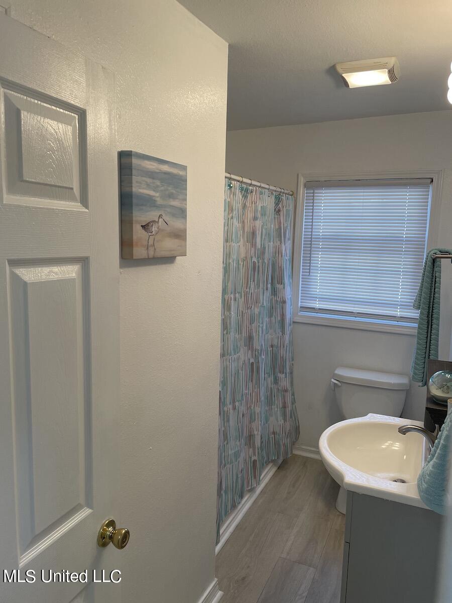 826 Township Road Gulfport, MS 39507 - Photo 14 of 40 bathroom3