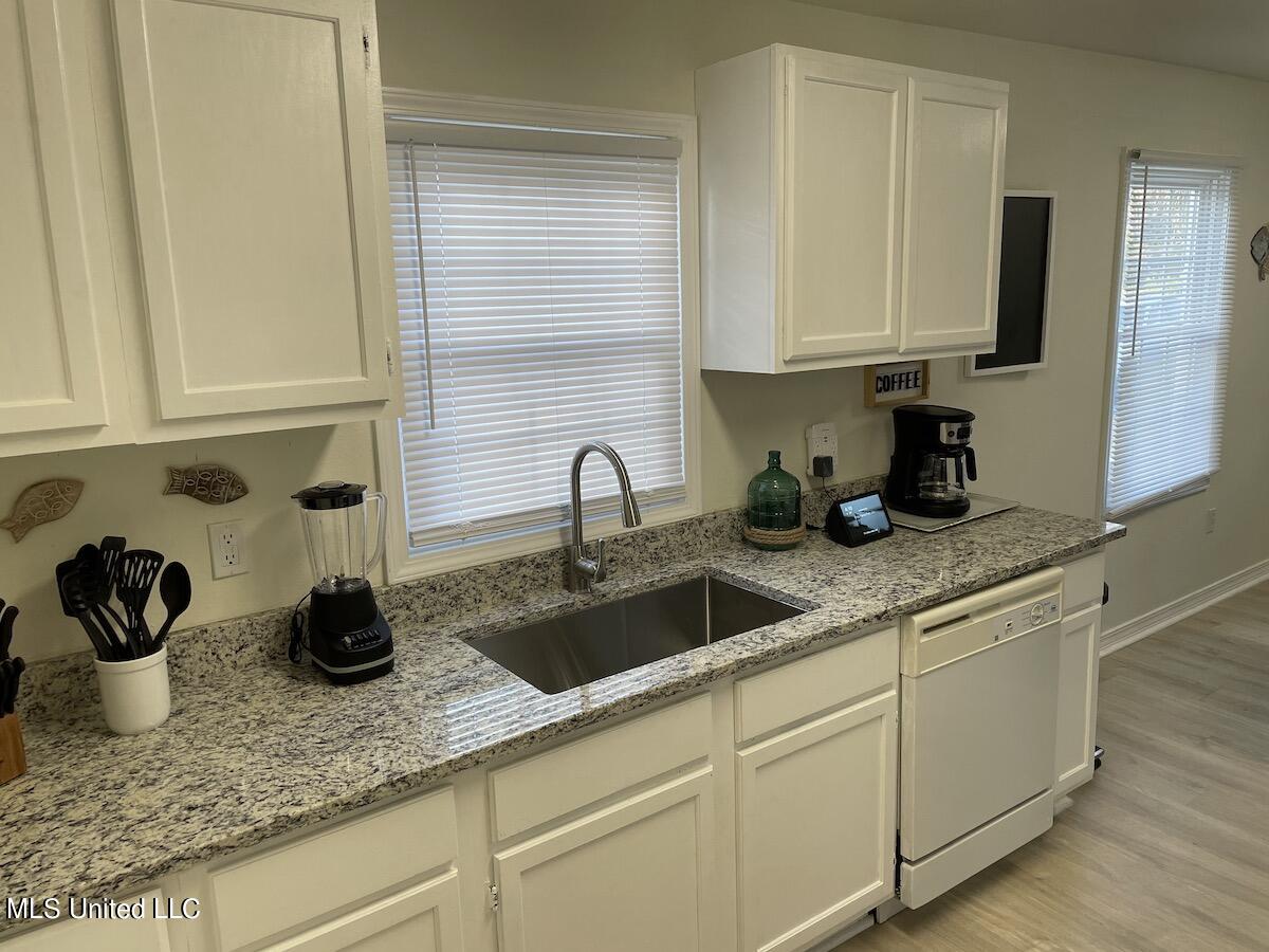 826 Township Road Gulfport, MS 39507 - Photo 8 of 40 kitchen3