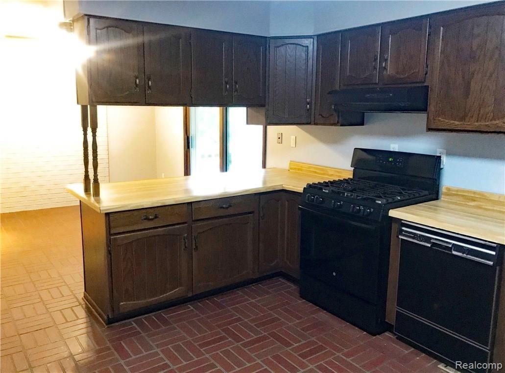 3557 Valentine Road Whitmore Lake, MI 48189 - Photo 12 of 17 Kitchen 2.jpg