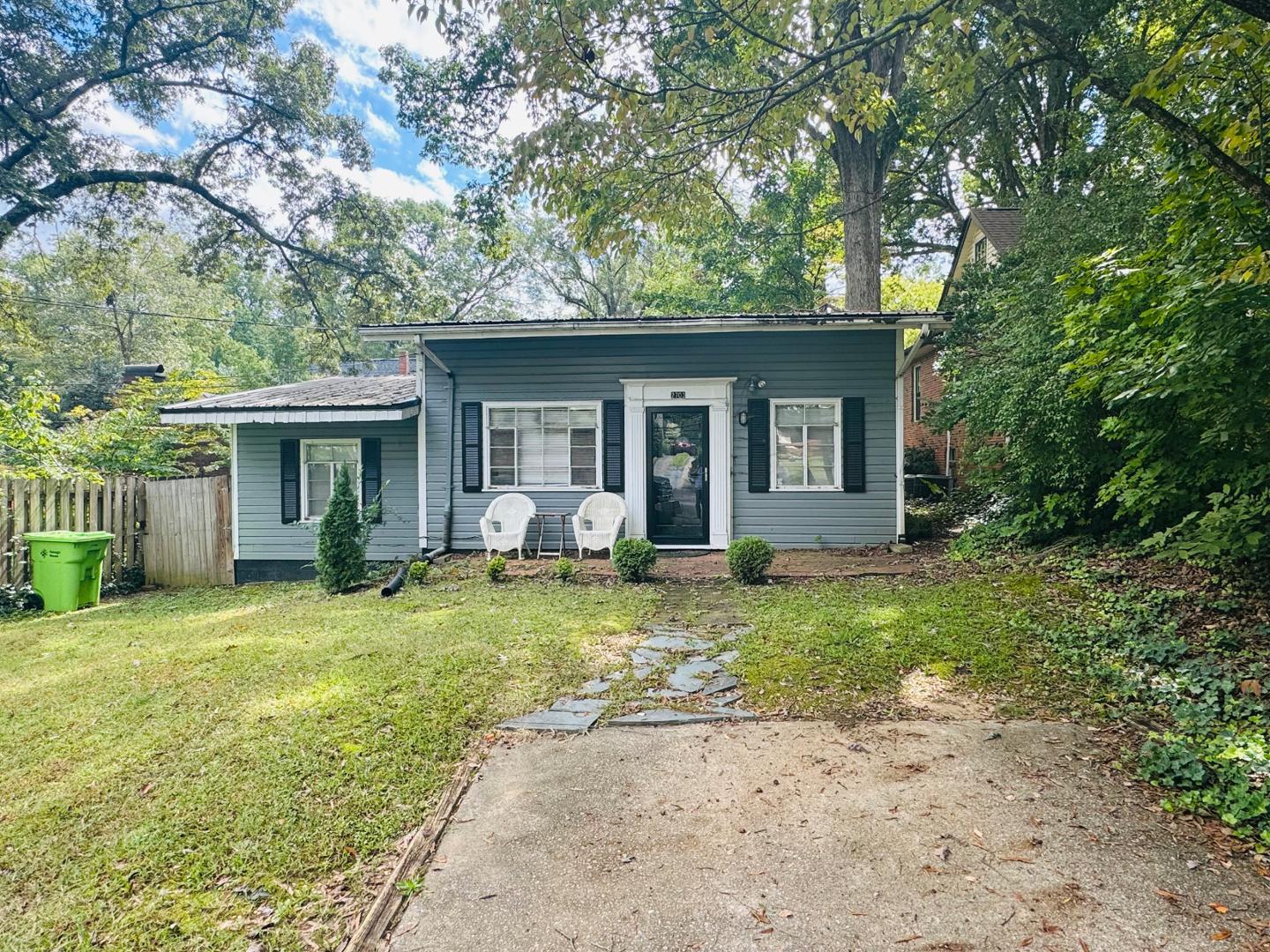 a view of a house with backyard and garden