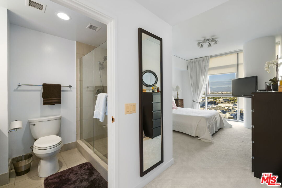 13650 Marina Pointe Drive, Unit 1806 Marina del Rey, CA 90292 - Photo 36 of 65 a bathroom with a toilet sink and tub