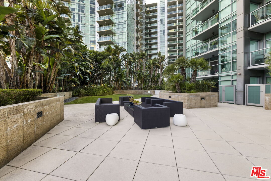 13650 Marina Pointe Drive, Unit 1806 Marina del Rey, CA 90292 - Photo 55 of 65 a view of a terrace with a bench