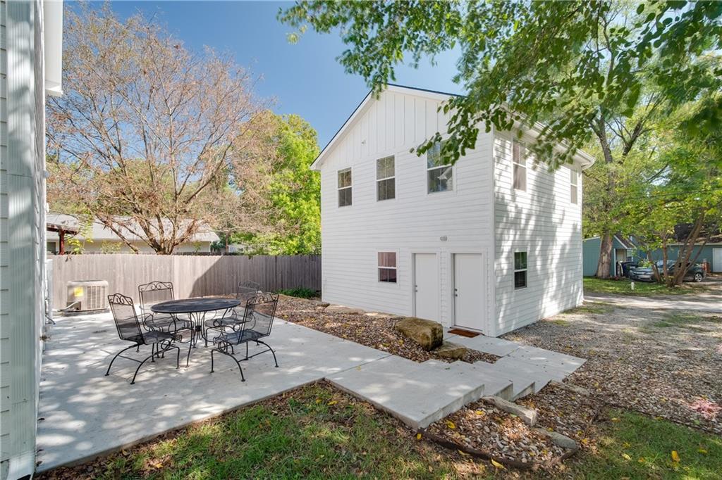 1320 Pennsylvania Street Lawrence, KS 66044 - Photo 3 of 41