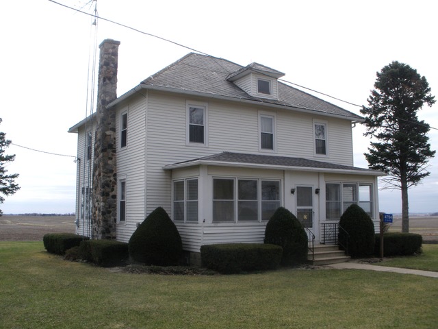 4794 East 5th Road Mendota, IL 61342 - Photo 1 of 10 a front view of a house with a garden
