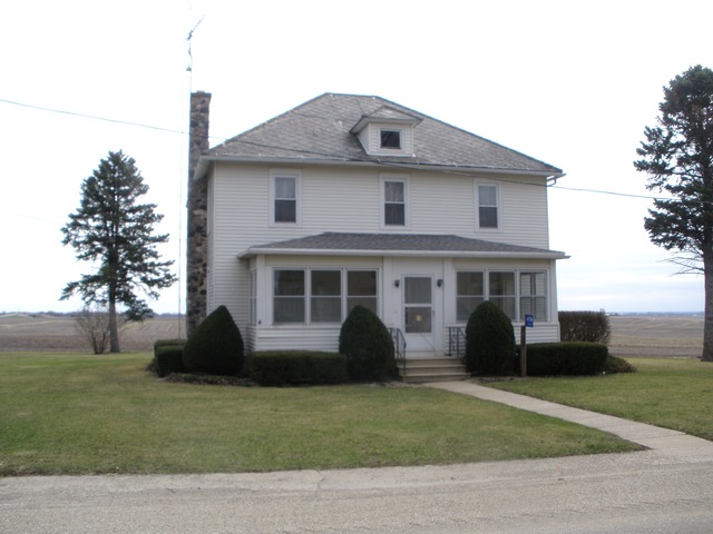 4794 East 5th Road Mendota, IL 61342 - Photo 8 of 10 a view of a house with a yard
