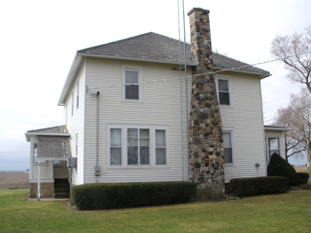 4794 East 5th Road Mendota, IL 61342 - Photo 10 of 10 a front view of a house with garden