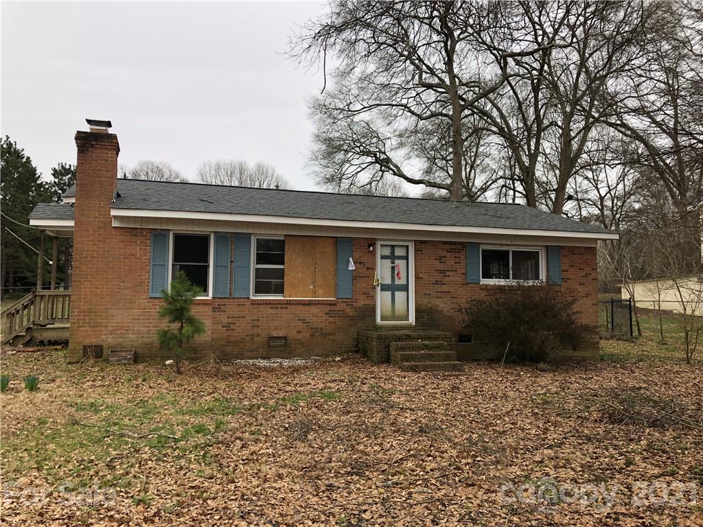 1420 Riverside Drive Charlotte, NC 28214 - Photo 3 of 13 a front view of a house with garden