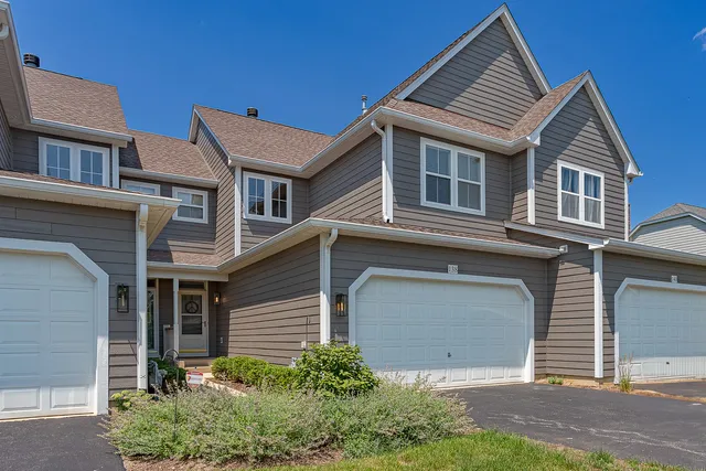 $2,950 | 138 Tanglewood Drive, Glen Ellyn, IL 60137