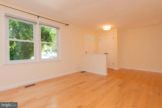 a view of empty room with window