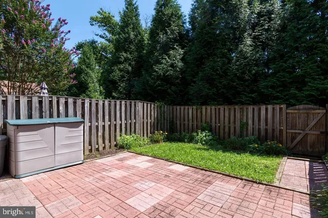 a view of deck with a garden