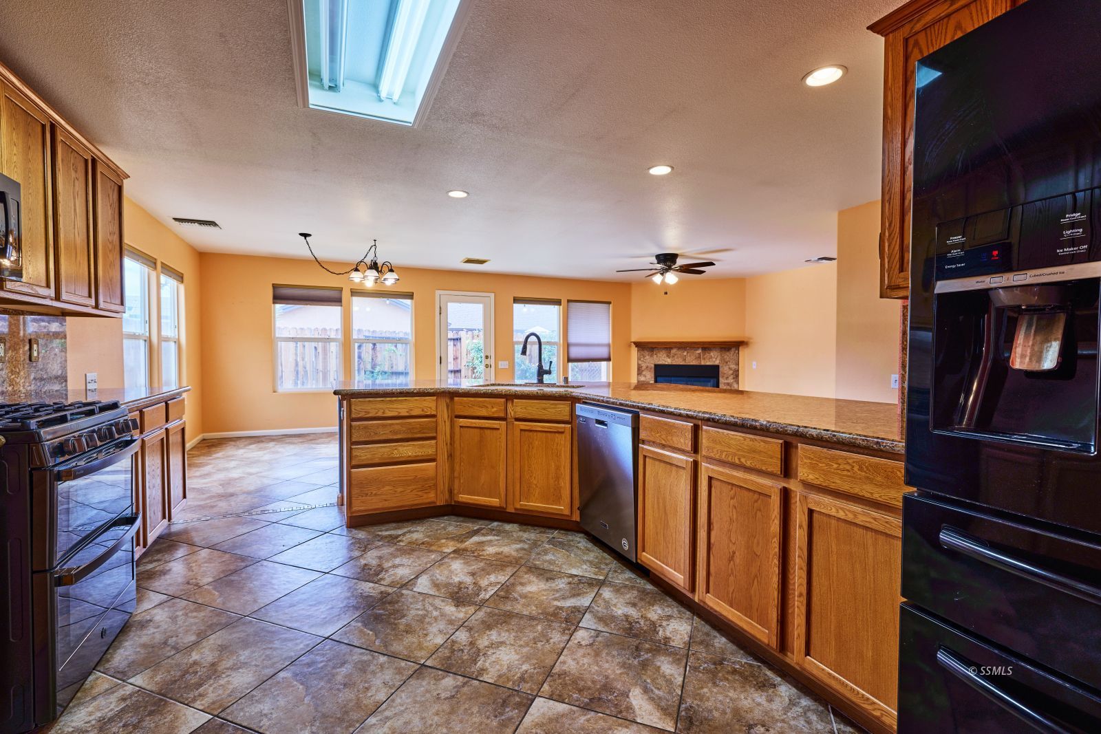 412 Christopher Court Ridgecrest, CA 93555 - Photo 7 of 34