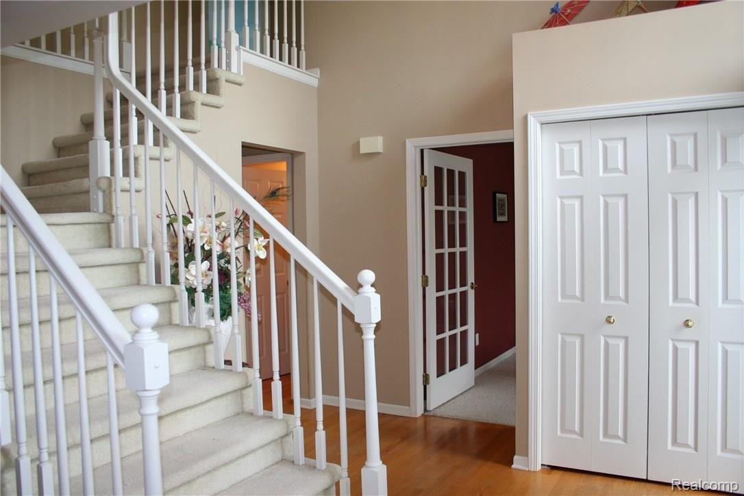 45262 Lothrop Road Canton, MI 48188 - Photo 7 of 50 Inviting foyer!