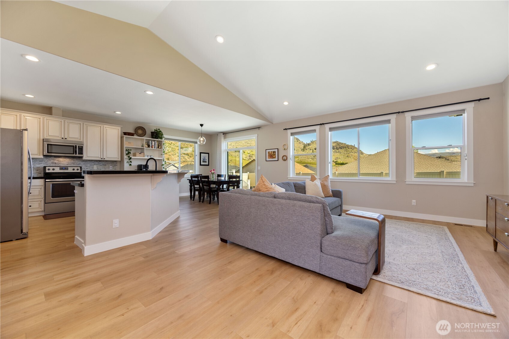 452 Spring View Place Chelan, WA 98816 - Photo 5 of 38 Gallery Image 5