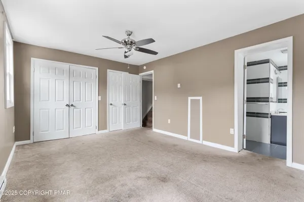 a view of empty room with a ceiling fan