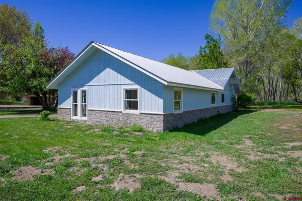 a view of a house with a yard
