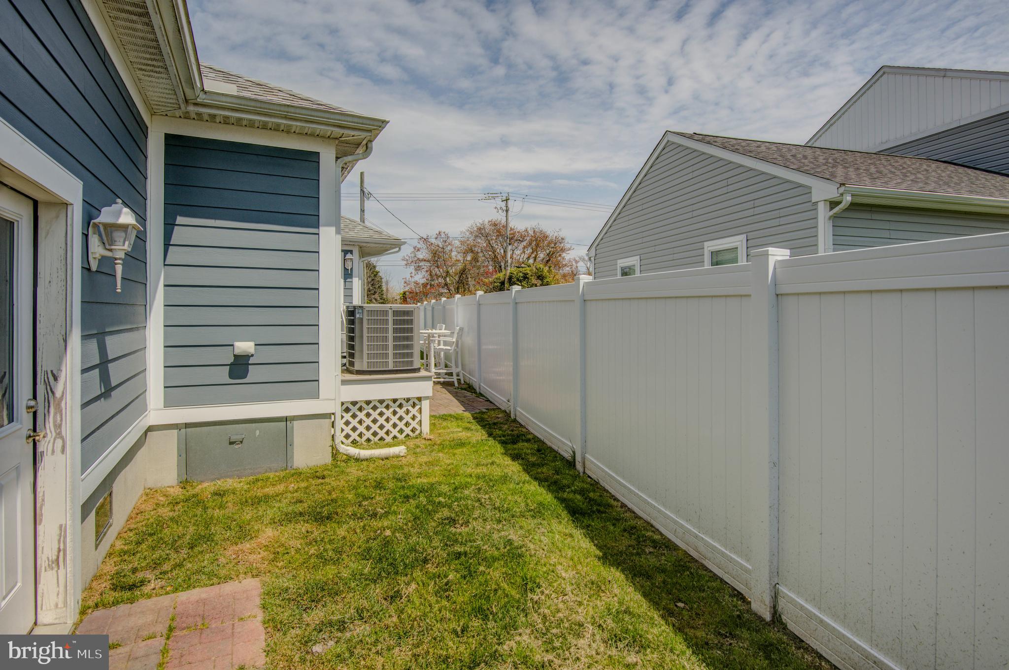 10242 Golf Course Road Ocean City, MD 21842 - Photo 12 of 55 Right side fenced area