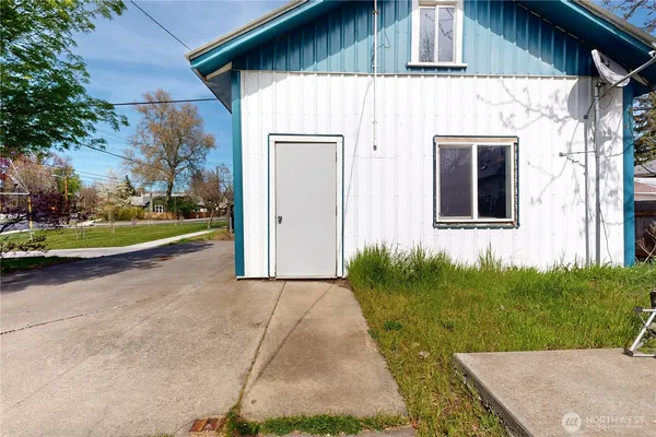 a view of a back yard of the house