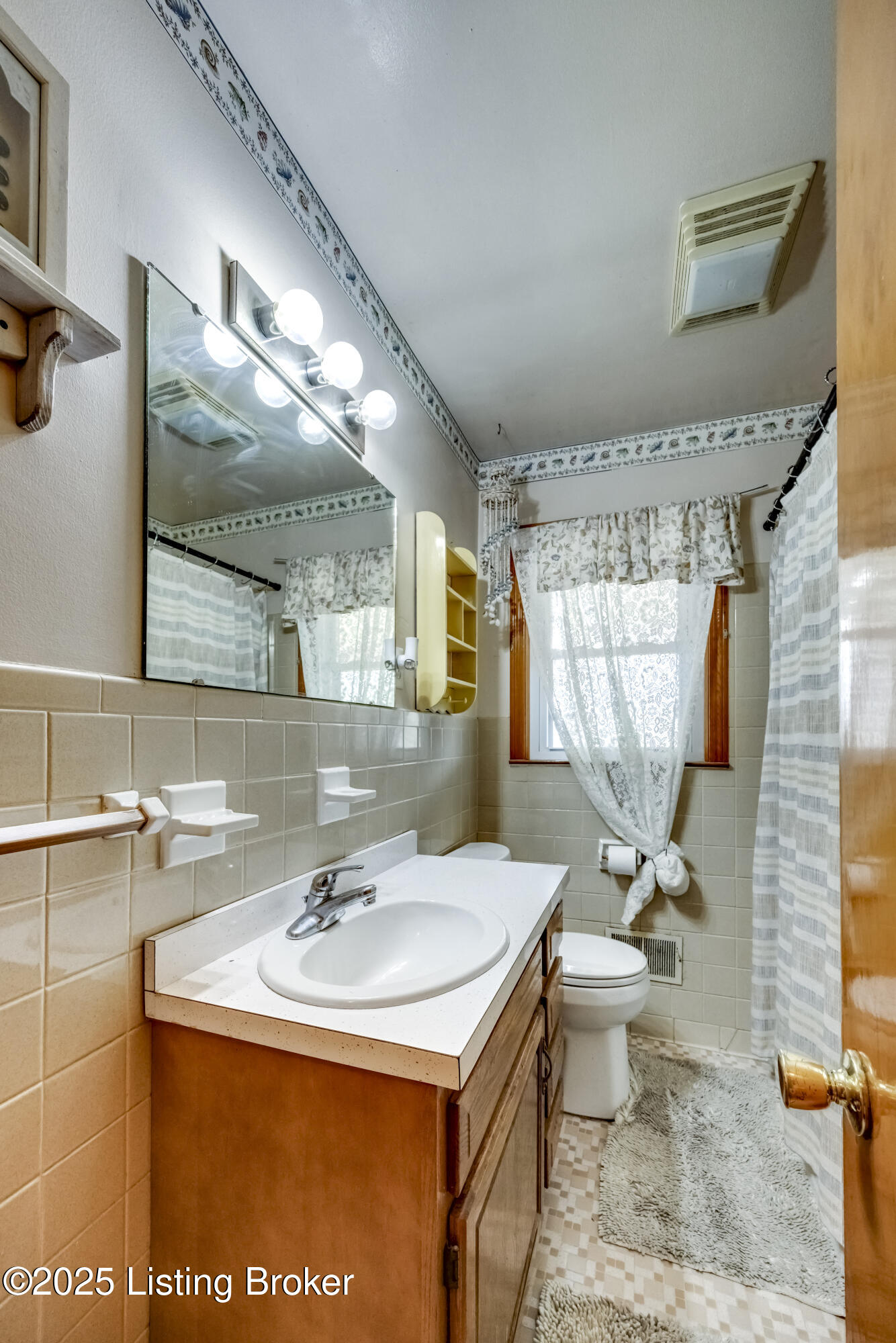 8209 Terry Road Louisville, KY 40258 - Photo 19 of 64 Hallway Bathroom
