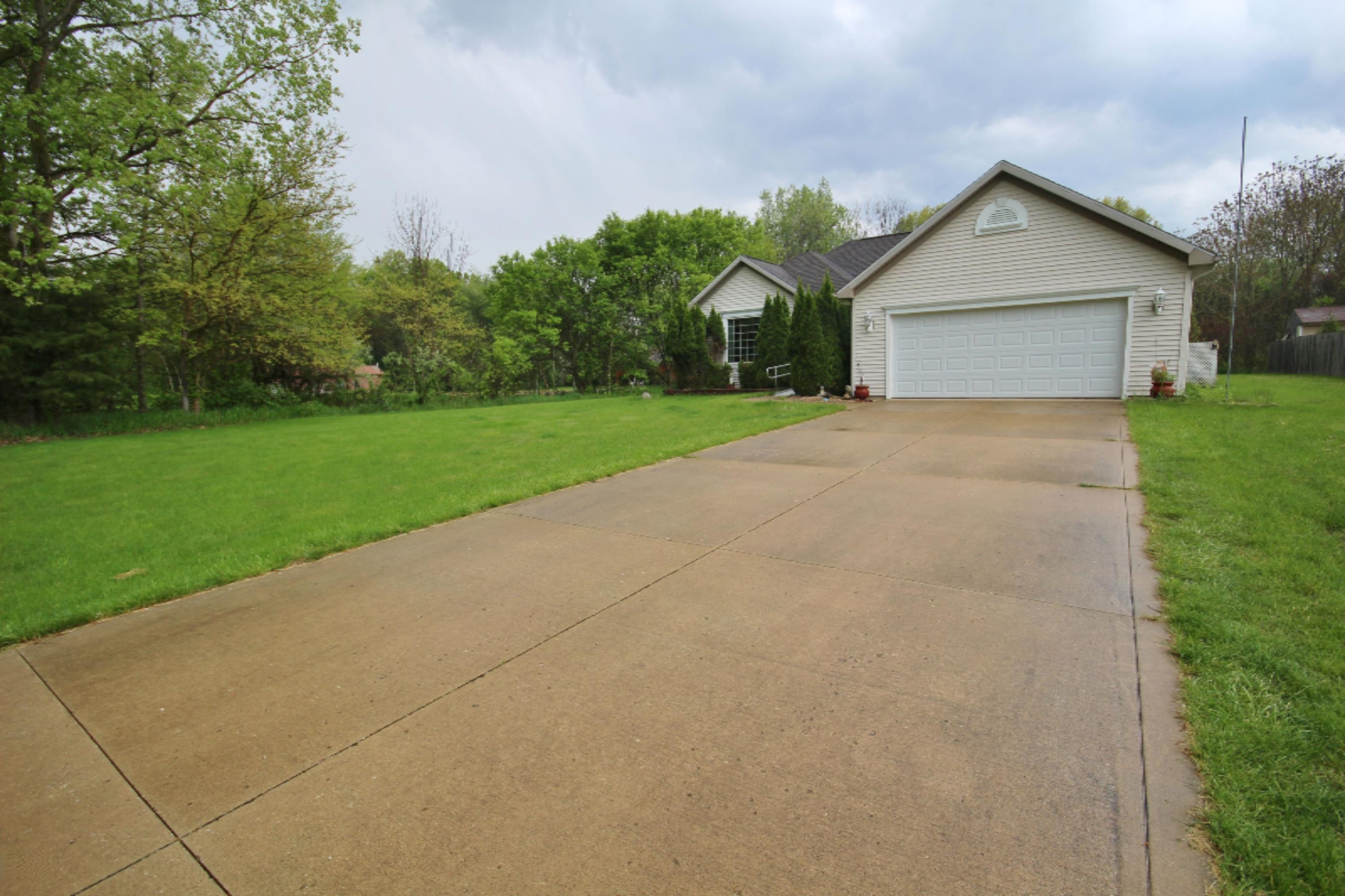 13331 Spence Road Three Rivers, MI 49093 - Photo 2 of 31 IMG_9868