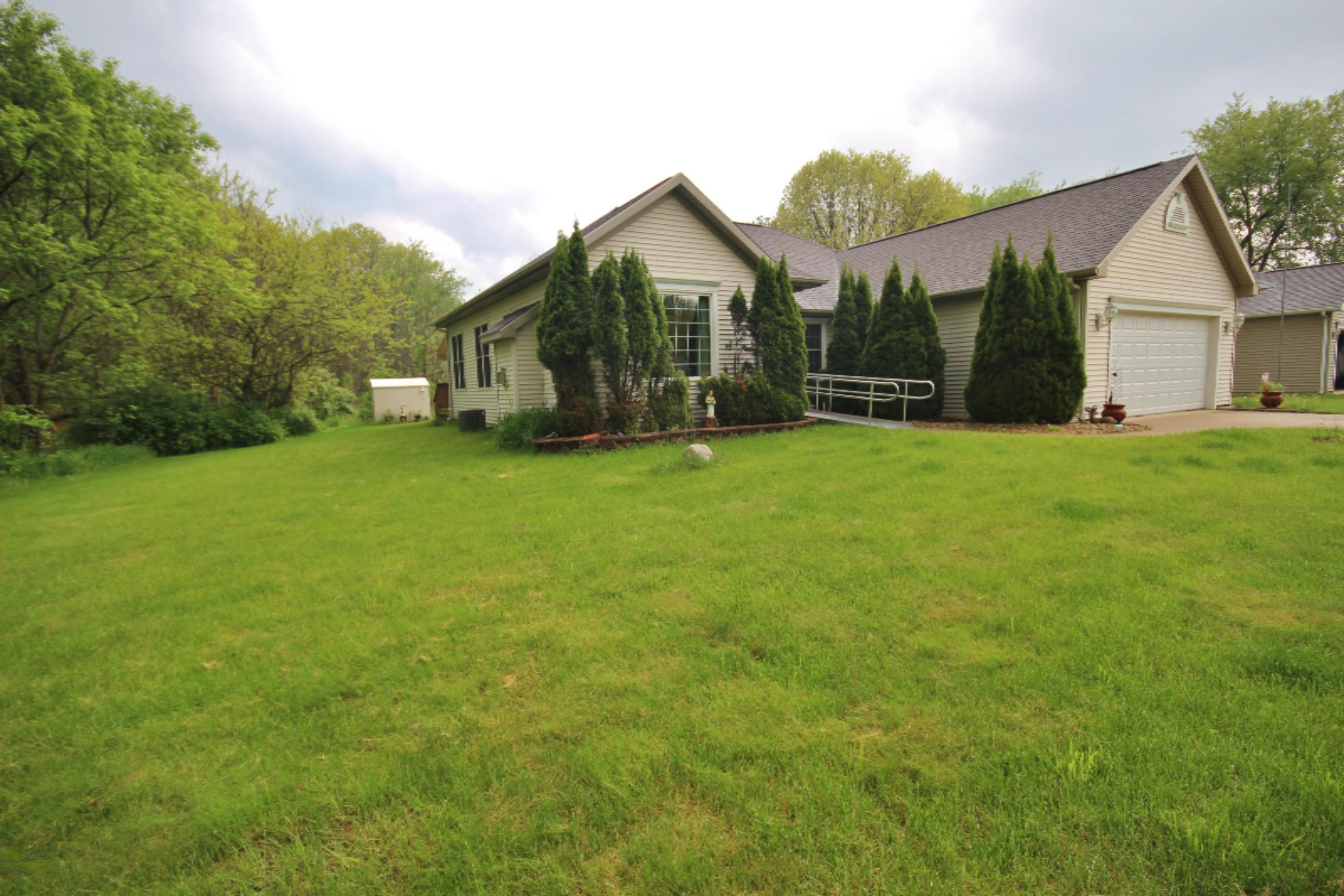 13331 Spence Road Three Rivers, MI 49093 - Photo 3 of 31 IMG_9870