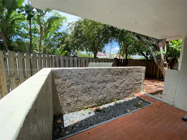 a view of a backyard