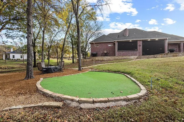 a view of a house with a backyard
