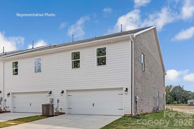 a view of a house with backyard