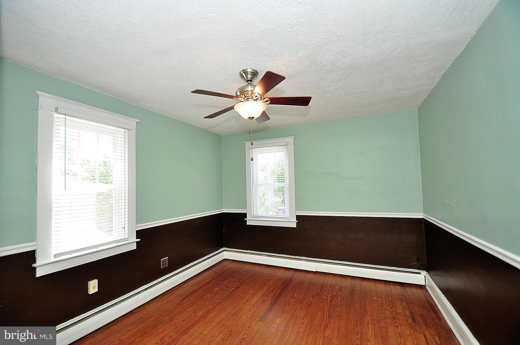511 North Rock Glen Road Baltimore, MD 21229 - Photo 16 of 23 Large master bedroom