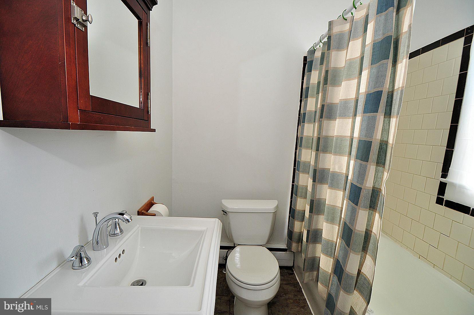 511 North Rock Glen Road Baltimore, MD 21229 - Photo 19 of 23 Full bath on upper level