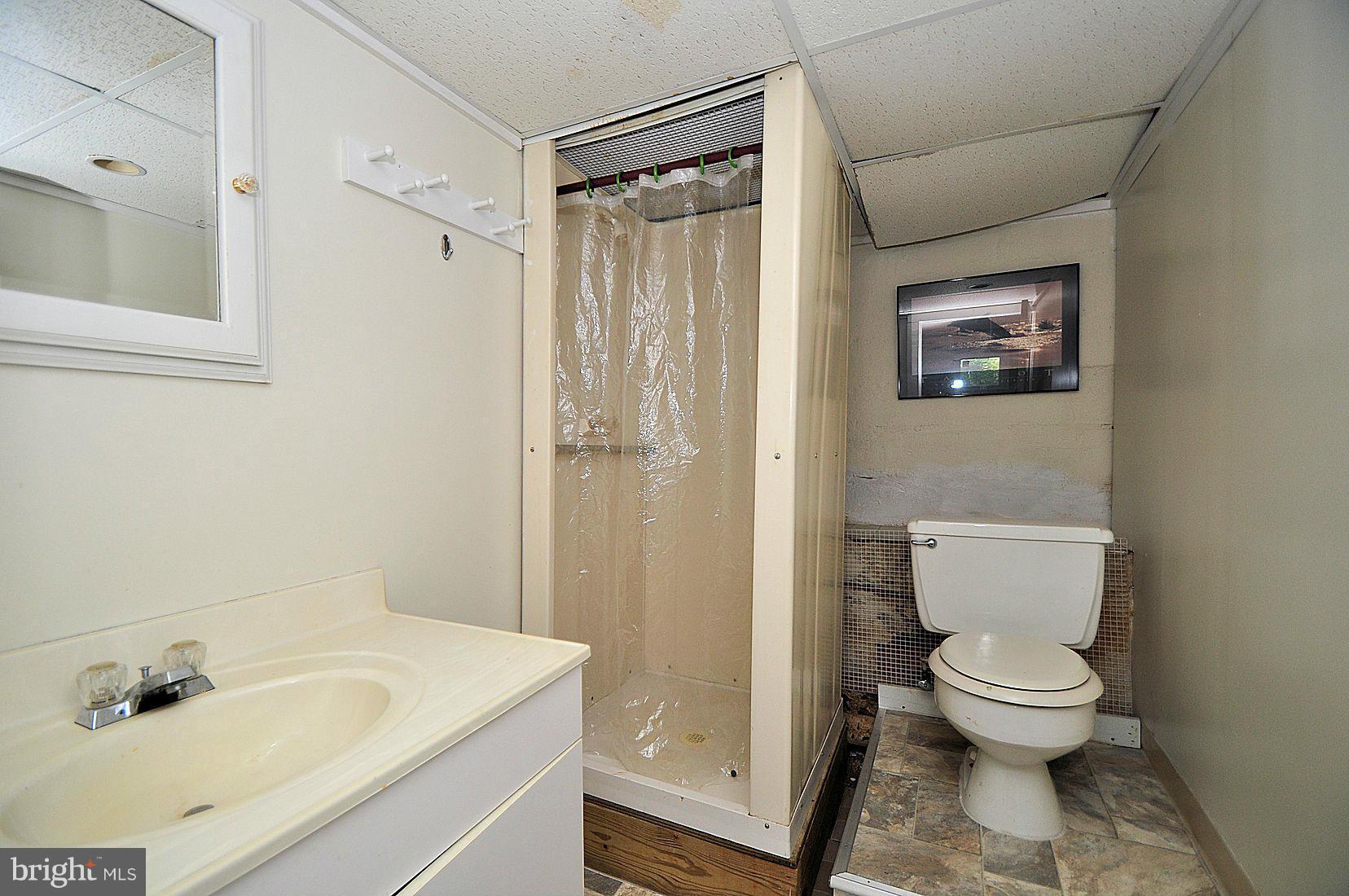 511 North Rock Glen Road Baltimore, MD 21229 - Photo 23 of 23 Full bath on lower level
