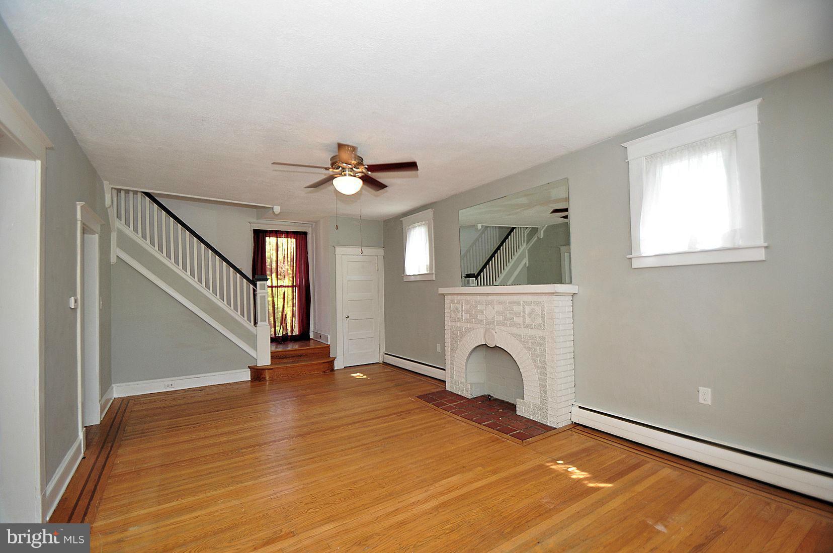 511 North Rock Glen Road Baltimore, MD 21229 - Photo 9 of 23 Living Room