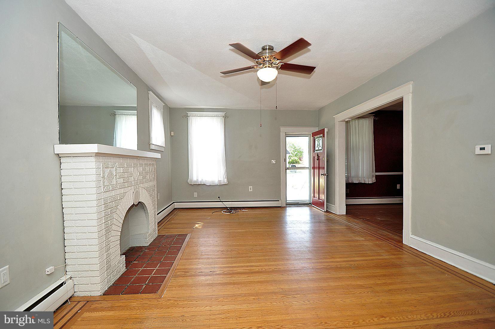 511 North Rock Glen Road Baltimore, MD 21229 - Photo 10 of 23 Living Room