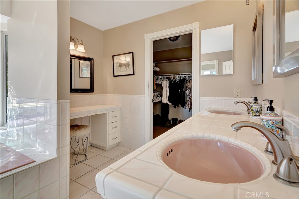 9345 Barranco Road Atascadero, CA 93422 - Photo 22 of 49 Large master bath