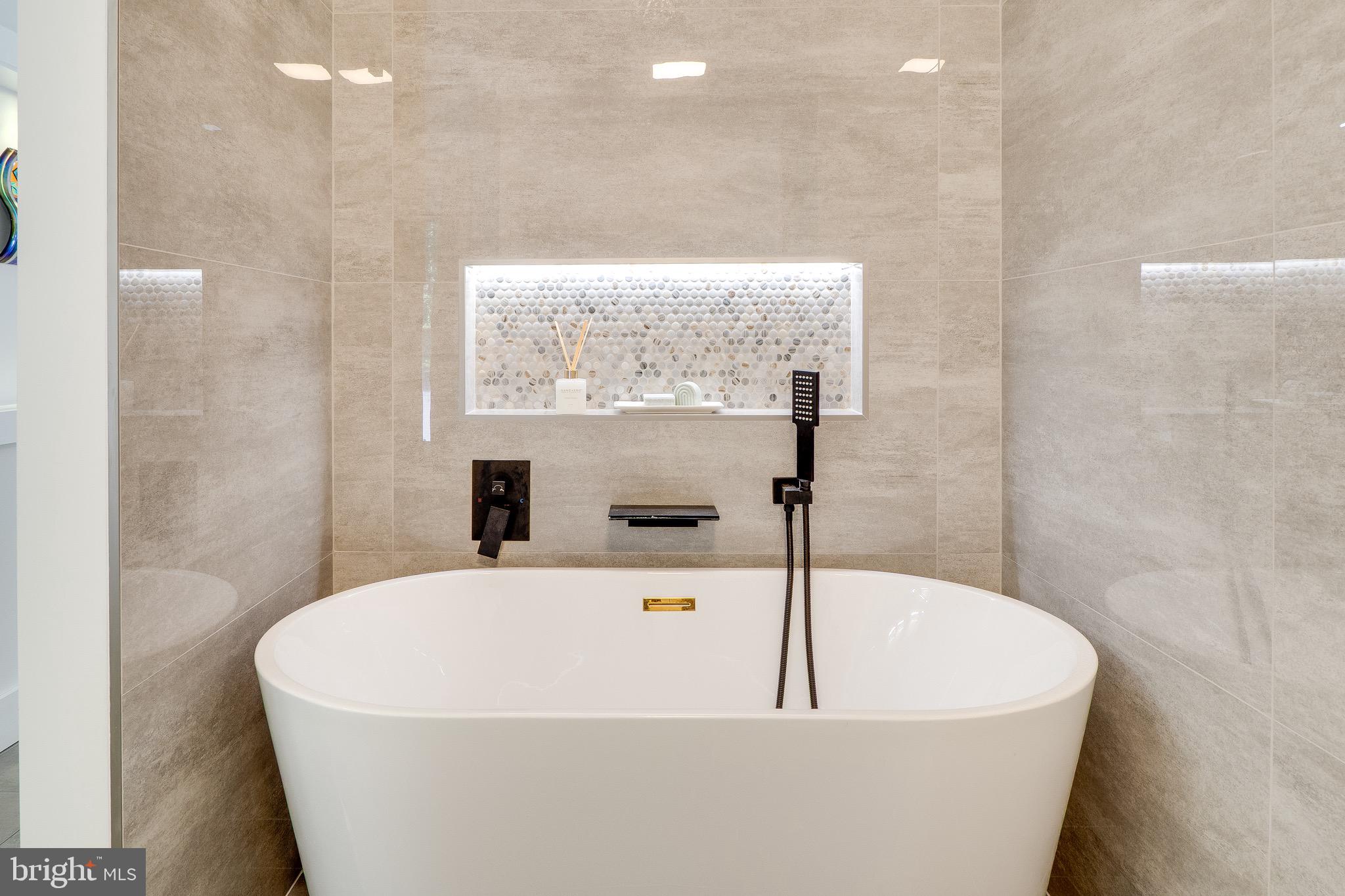 10236 Lawyers Road Vienna, VA 22181 - Photo 30 of 47 Stand Alone Tub
