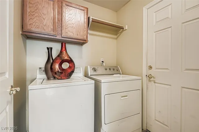 $570,000 | 405 Donner Pass Drive, Henderson, NV 89014