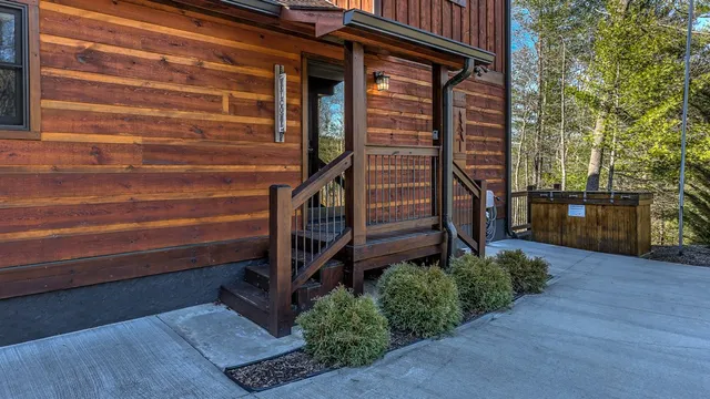 $1,110,000 | 121 Pontoosuc Drive, Mineral Bluff, GA 30559