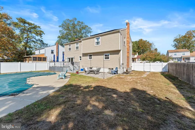a view of backyard of the house