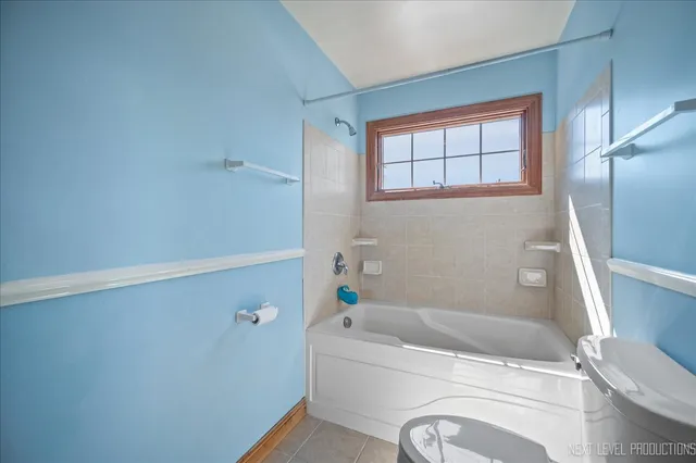 a view of livingroom with furniture