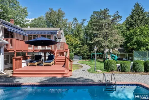 a view of a house with backyard