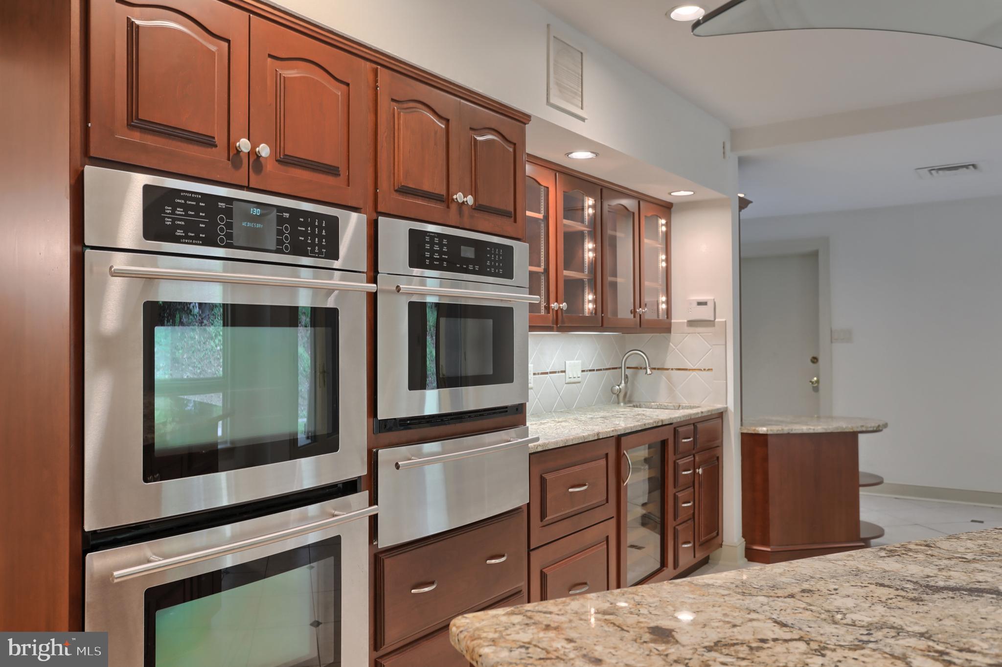 88 Laurel Ridge Road Hershey, PA 17033 - Photo 12 of 44 Double ovens, microwave, 2nd sink, Subzero frig