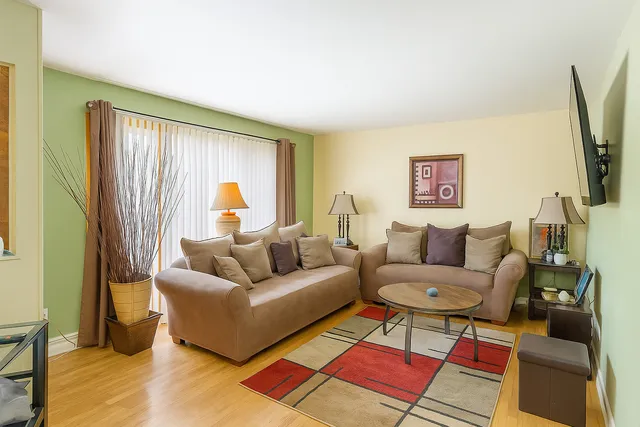 $184,000 | 644 East 162nd Street, South Holland, IL 60473