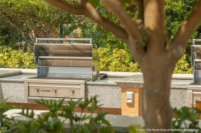 a room with lots of tables and chairs