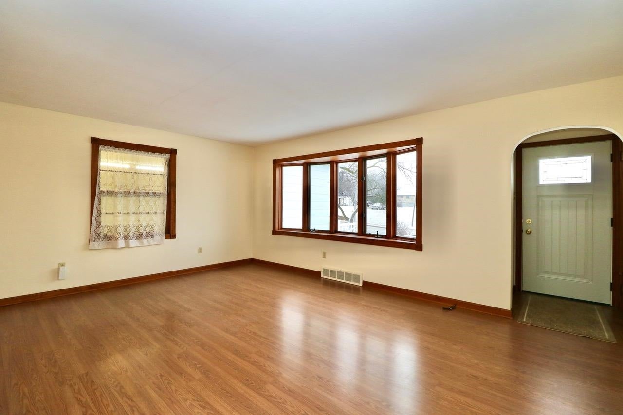 2473 Radford Road Dubuque, IA 52002 - Photo 3 of 45 Gallery Image 3