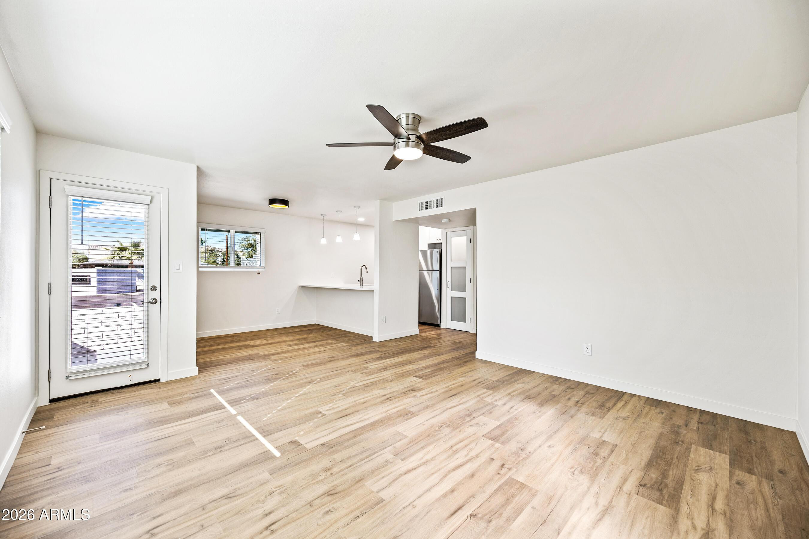 4139 North 27th Street, Unit 4 Phoenix, AZ 85016 - Photo 5 of 29 a view of a livingroom with a workspace