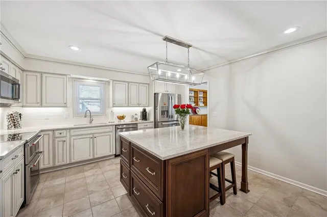 $425,000 | 15918 West 136th Terrace, Olathe, KS 66062