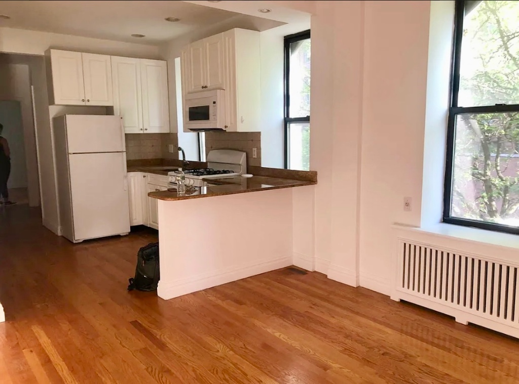 401 East 90th Street, Unit 3D Manhattan, NY 10128 - Photo 3 of 5 Photo 3
