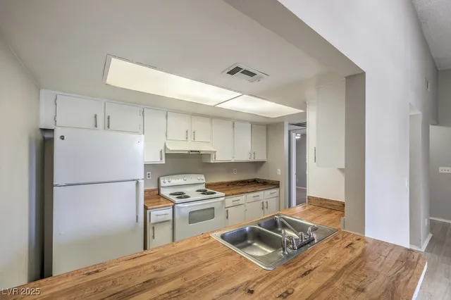 $1,060 | 2981 Country Manor Lane, Unit 122, Las Vegas, NV 89115