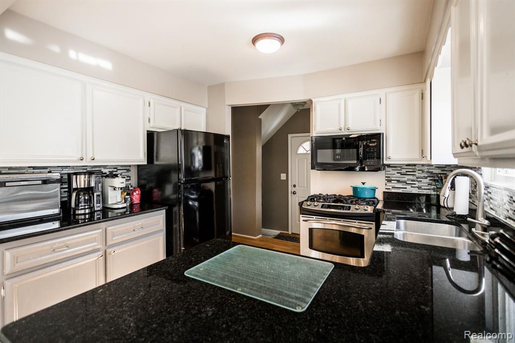 2023 Hampton Road Grosse Pointe Woods, MI 48236 - Photo 11 of 33